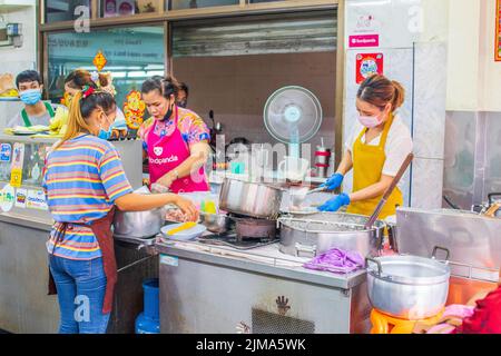 Les gens travaillent quotidiennement dans un restaurant de rue à Bangkok Thaïlande Asie du Sud-est Banque D'Images