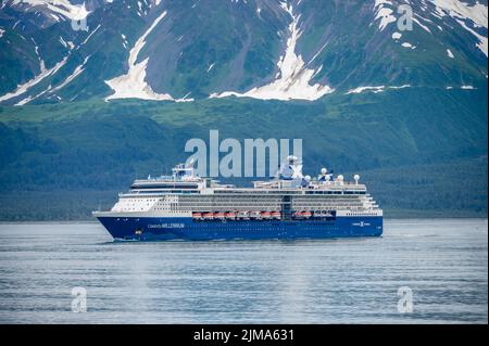 Glacier Hubbard, Alaska - 28 juillet. 2022: Le bateau de croisière Celebrity Millenium naviguant loin du glacier Hubbard dans l'océan Pacifique en Alaska. Banque D'Images