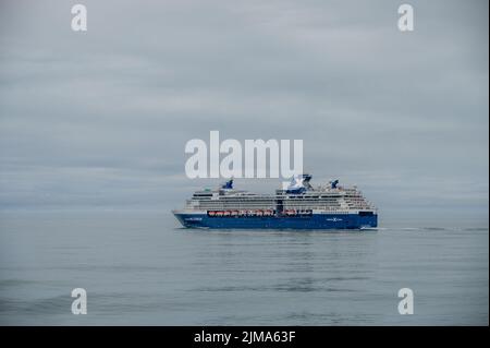 Glacier Hubbard, Alaska - 28 juillet. 2022: Le bateau de croisière Celebrity Millenium naviguant loin du glacier Hubbard dans l'océan Pacifique en Alaska. Banque D'Images