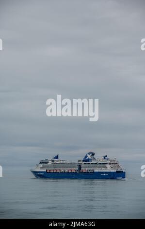 Glacier Hubbard, Alaska - 28 juillet. 2022: Le bateau de croisière Celebrity Millenium naviguant loin du glacier Hubbard dans l'océan Pacifique en Alaska. Banque D'Images