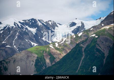 Vue sur les montagnes le long de l'Alaska coût par le glacier Hubbard. Banque D'Images