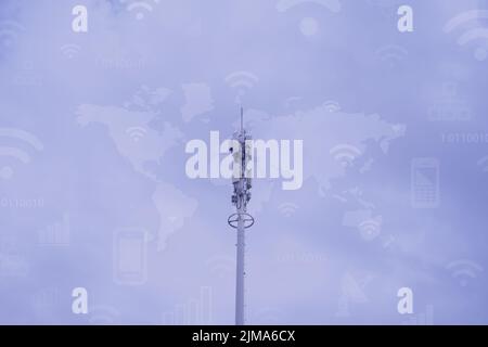 Une tour de télécommunication transmettant des signaux à chiffres du mobile cellulaire 5g 4G 3G. Ondes radio simulées, le signal connecte le monde entier Banque D'Images