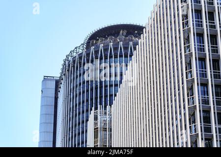 De grands gratte-ciel en acier et en verre dans le quartier financier de la capitale de Madrid en Espagne. Banque D'Images