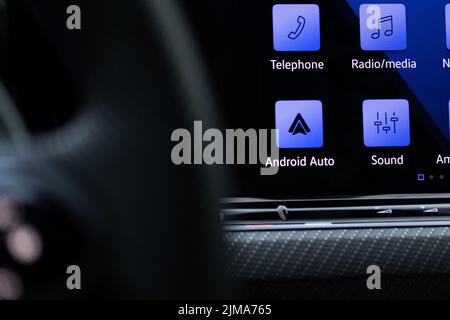 L'icône Google Android Auto est visible en bleu sur l'écran d'une nouvelle voiture de luxe. Banque D'Images