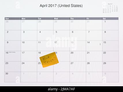 Calendrier de surveillance informatique pour le jour de déclaration d'impôt 2017 Banque D'Images