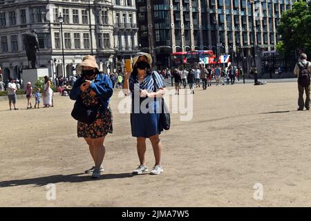 Londres, Royaume-Uni. 5th août 2022. Personnes sur pelouse brune sur la place du Parlement en face des chambres du Parlement. Soleil dans le West End comme vague de chaleur continue. Credit: JOHNNY ARMSTEAD/Alamy Live News Banque D'Images