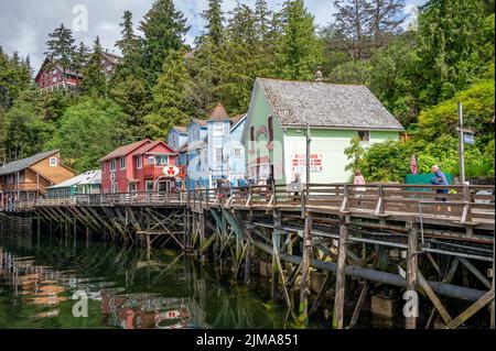 Ketchikan, Alaska - 29 juillet 2022 : célèbre site historique national de la rue Creek au cœur de Kéthickan. Banque D'Images