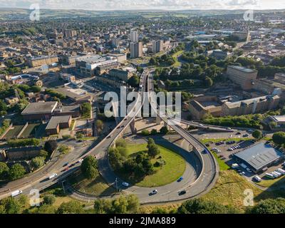 Vue aérienne de Burdock Way et North Bridge avec la ville de Halifax, West Yorkshire, Royaume-Uni au loin Banque D'Images