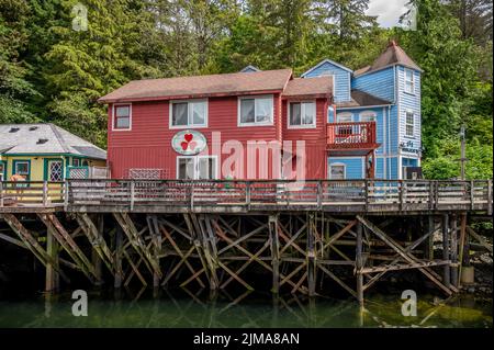 Ketchikan, Alaska - 29 juillet 2022 : célèbre site historique national de la rue Creek au cœur de Kéthickan. Banque D'Images