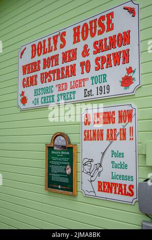 Ketchikan, Alaska - 29 juillet 2022 : célèbre site historique national de la rue Creek au cœur de Kéthickan. Banque D'Images