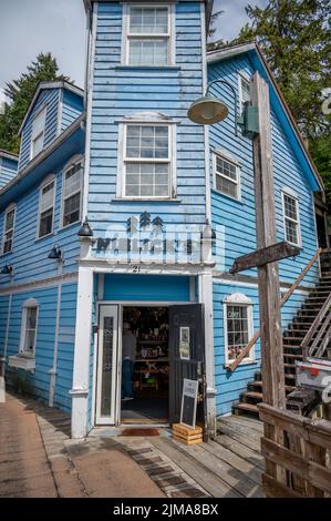 Ketchikan, Alaska - 29 juillet 2022 : célèbre site historique national de la rue Creek au cœur de Kéthickan. Banque D'Images