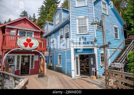 Ketchikan, Alaska - 29 juillet 2022 : célèbre site historique national de la rue Creek au cœur de Kéthickan. Banque D'Images