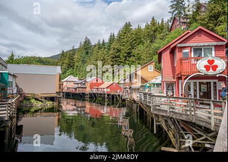 Ketchikan, Alaska - 29 juillet 2022 : célèbre site historique national de la rue Creek au cœur de Kéthickan. Banque D'Images