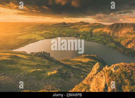 Vue sur le coucher du soleil depuis Crag Fell dans le Lake District surplombant Ennerdale Water. Banque D'Images