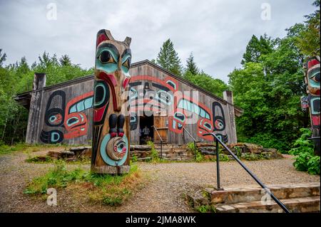 Saxman, Alaska - 29 juillet 2022 : totem Tlinget, longue maison et art traditionnel Banque D'Images