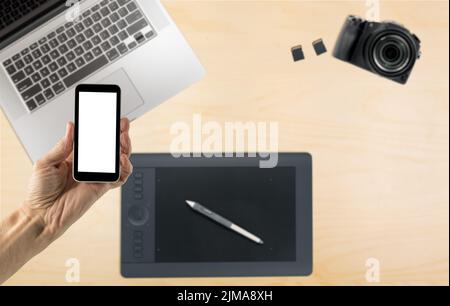 Smartphone avec écran vide sur le bureau Banque D'Images