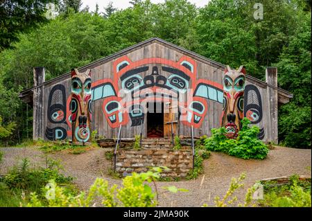 Saxman, Alaska - 29 juillet 2022 : totem Tlinget, longue maison et art traditionnel Banque D'Images