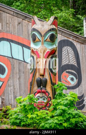 Saxman, Alaska - 29 juillet 2022 : totem Tlinget, longue maison et art traditionnel Banque D'Images