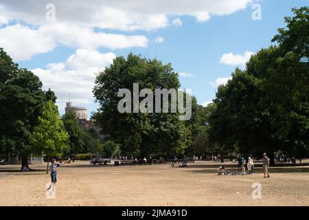 Windsor, Berkshire, Royaume-Uni. 5th août 2022. Vue sur le château de Windsor dans les jardins Alexandra. C'était un autre jour chaud aujourd'hui à Windsor, sans prévision de pluie. Les températures devraient atteindre à nouveau 31 degrés la semaine prochaine. Crédit : Maureen McLean/Alay Live News Banque D'Images