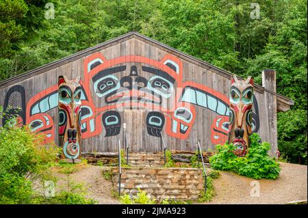 Saxman, Alaska - 29 juillet 2022 : totem Tlinget, longue maison et art traditionnel Banque D'Images