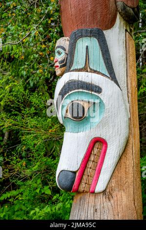 Saxman, Alaska - 29 juillet 2022 : totem Tlinget, longue maison et art traditionnel Banque D'Images