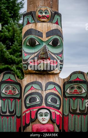 Saxman, Alaska - 29 juillet 2022 : totem Tlinget, longue maison et art traditionnel Banque D'Images