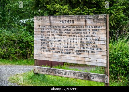 Saxman, Alaska - 29 juillet 2022 : totem Tlinget, longue maison et art traditionnel Banque D'Images