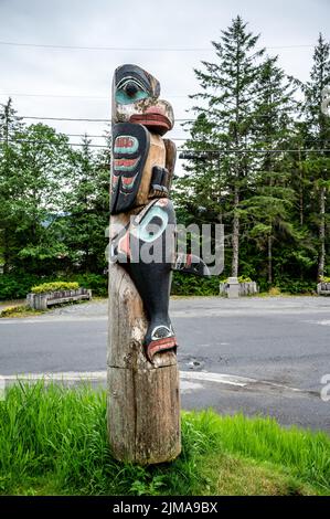 Saxman, Alaska - 29 juillet 2022 : totem Tlinget, longue maison et art traditionnel Banque D'Images