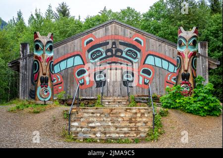 Saxman, Alaska - 29 juillet 2022 : totem Tlinget, longue maison et art traditionnel Banque D'Images