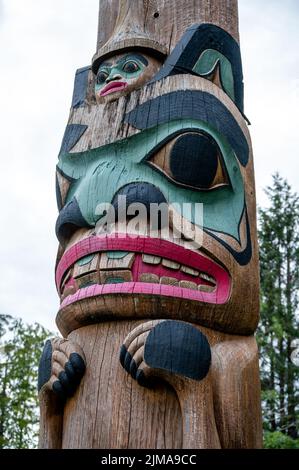 Saxman, Alaska - 29 juillet 2022 : totem Tlinget, longue maison et art traditionnel Banque D'Images