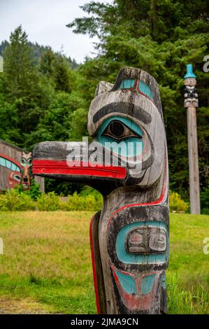 Saxman, Alaska - 29 juillet 2022 : totem Tlinget, longue maison et art traditionnel Banque D'Images