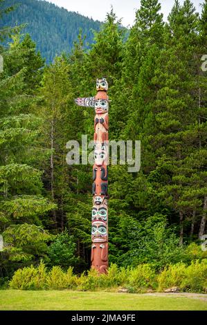 Saxman, Alaska - 29 juillet 2022 : totem Tlinget, longue maison et art traditionnel Banque D'Images