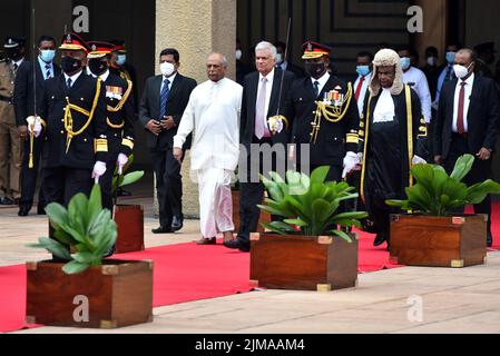 Colombo, Sri Lanka. 03rd août 2022. Le nouveau Président sri-lankais Ranil Wickremesinghe part pour l'ouverture après cérémonie de la session de 3rd du Parlement de 9th à Colombo, au Sri Lanka, sur 3 août 2022. (Photo de Ruwan Walpola/Pacific Press/Sipa USA) crédit: SIPA USA/Alay Live News Banque D'Images