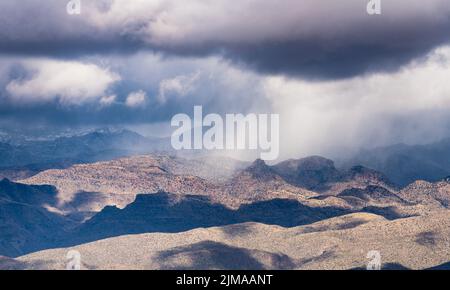 Tempête de neige et de pluie au-dessus des montagnes de Santa Catalina Banque D'Images