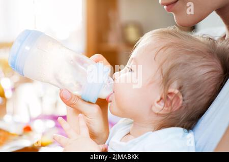 Bébé garçon nourriture mère Banque D'Images