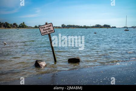 Un panneau indiquant que la marée haute inondera la route de Bosham, West Sussex, Royaume-Uni Banque D'Images