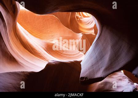 Les structures et les murs ondulés d'Antelope Canyon sont jaune, rouge et bleu. Banque D'Images