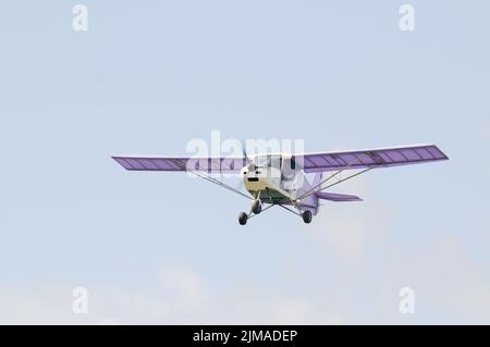 Privé de vol sur avion à hélices de ciel bleu Banque D'Images