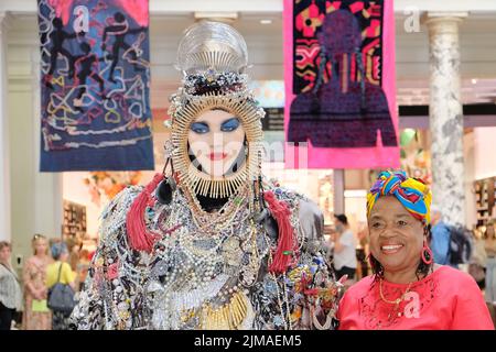 Londres, Royaume-Uni, 5th août 2022. Sculpteur, designer et militant, Daniel Lismore présente 12 emblèmes de son exposition solo 'soyez vous-même, tout le monde est prêt à l'emploi'. Lismore, nommé par Vogue comme « la commode la plus excentrique d'Angleterre », a participé à la série V&A's Fashion in Motion. Crédit : onzième heure Photographie/Alamy Live News Banque D'Images