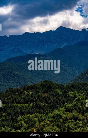 Chaîne de montagnes de Serra del Cadí, Catalogne, Espagne, avec 500 hautes falaises, atteignant des altitudes de plus de 2000m. Les montagnes se trouvent dans le Parc naturel del Banque D'Images