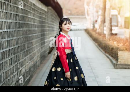 Belle fille coréenne en Hanbok à Gyeongbokgung, la robe traditionnelle coréenne. Banque D'Images