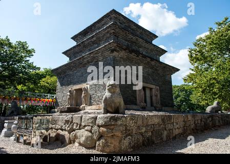 La pagode en pierre du temple de Bunhwangsa a été construite à l'époque de Silla Banque D'Images