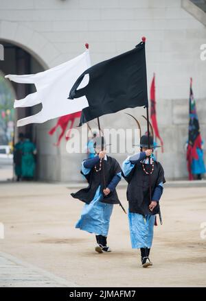 Séoul, Corée du Sud 22 avril 2016 vêtu de costumes traditionnels de la porte de Gwanghwamun de Gyeongbok Banque D'Images