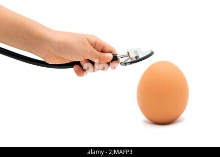 Vérification de la Santé de l'Œuf, Œuf avec stéthoscope avec fond blanc Banque D'Images