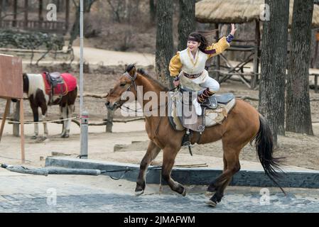 Participant a le spectacle équestre, une courte routine acrobatique à cheval exécutée Banque D'Images