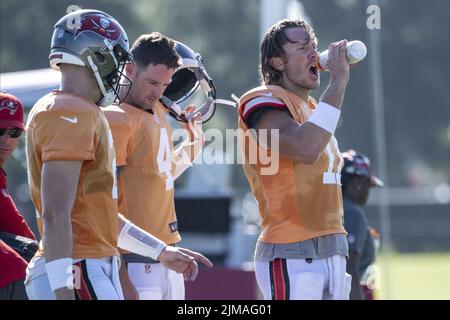 Tampa, États-Unis. 05th août 2022. Le quarterback Blaine Gabbert (R) des Buccaneers de la baie de Tampa hydrate pendant la pratique au centre d'entraînement de l'équipe à Tampa, en Floride, vendredi, à 5 août 2022. Photo de Steve Nesius/UPI crédit: UPI/Alamy Live News Banque D'Images