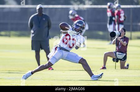 Tampa, États-Unis. 05th août 2022. Le grand receveur, Deven Thompkins, arrive pour une passe pendant l'entraînement à l'installation de formation de l'équipe à Tampa, en Floride, vendredi, 5 août 2022. Photo de Steve Nesius/UPI crédit: UPI/Alamy Live News Banque D'Images