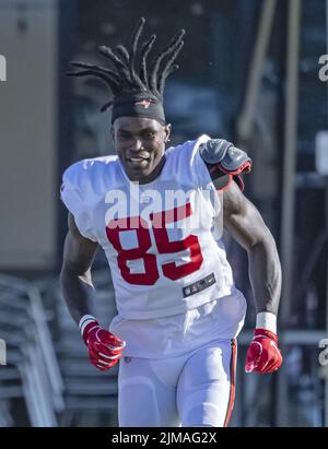 Tampa, États-Unis. 05th août 2022. Julio Jones, grand receveur des Buccaneers de la baie de Tampa, s'éverdit pendant l'entraînement sur le site de formation de l'équipe à Tampa, en Floride, vendredi, 5 août 2022. Photo de Steve Nesius/UPI crédit: UPI/Alamy Live News Banque D'Images