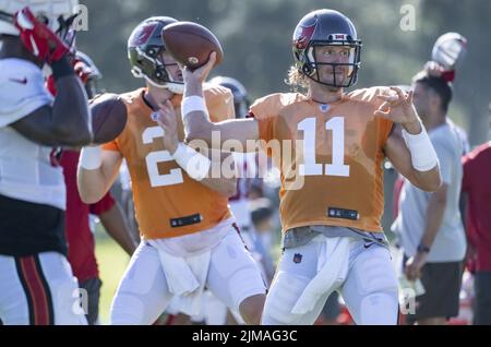 Tampa, États-Unis. 05th août 2022. Le quarterback Blaine Gabbert (11) des Buccaneers de la baie de Tampa passe vendredi, à 5 août 2022, pendant la pratique à l'installation de formation de l'équipe à Tampa, en Floride. Photo de Steve Nesius/UPI crédit: UPI/Alamy Live News Banque D'Images