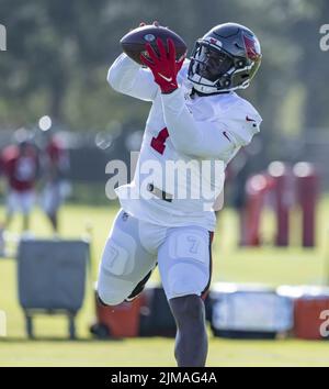 Tampa, États-Unis. 05th août 2022. Les Buccaneers de la baie de Tampa qui reviennent Leonard Fournette s'ensuivent pour obtenir une passe lors de l'entraînement au centre d'entraînement de l'équipe à Tampa, en Floride, vendredi, à 5 août 2022. Photo de Steve Nesius/UPI crédit: UPI/Alamy Live News Banque D'Images